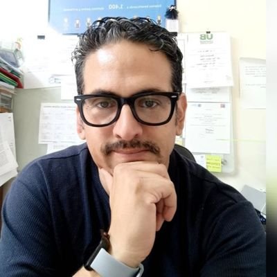 Soy un profesional de la educación, administrador público, coach político, independiente por convicción. Un macho alfa, y un colocolino de corazón.
