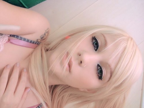 Hm.. dificil me descrever.. me segue, me conheça.. e faça isso, ok?