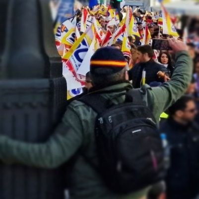 🧔🏻🚓
Agente encubierto  al aire libre.
Más Policía.
El jefe preferido del grupo favorito.