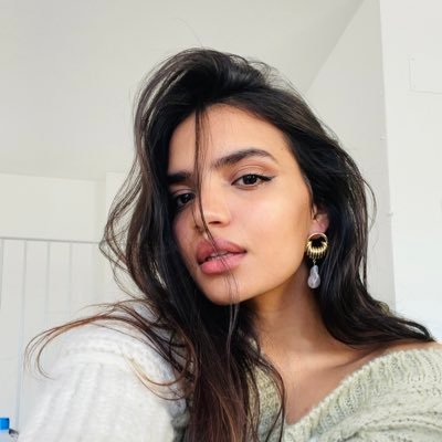 vyvtirvz's profile picture. "God is still alive, so I'm free"