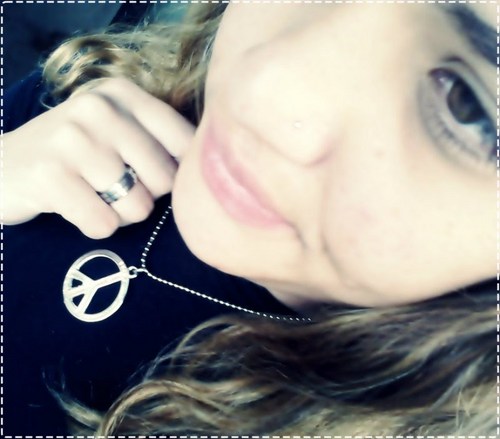 'A menina que cresceu rápido demais, de um jeito que ninguém percebeu. A menina que dá mais valor aos amigos do que a ela mesma.' *--*