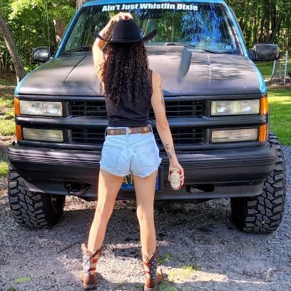 I enjoy lifted trucks, horses,dancing and being naked. your favorite naked truck girl 😉
5'3 and petite with perky (.y.) 

https://t.co/2zciTSaEGU