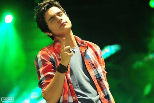 Este Fc é decicado ao nosso querido e amado cantor que cosquistou o nosso brasil, @luansantana Criado, 31/10/11



http://t.co/RMGQnONCMK