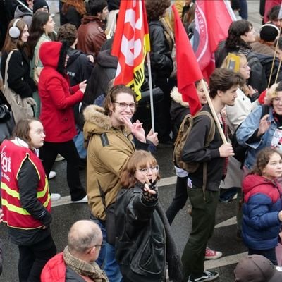 she/he  elle/lui    18
                            🔻🏳️‍🌈✌️

                      dingue et paumée,  je pleure des mandragores