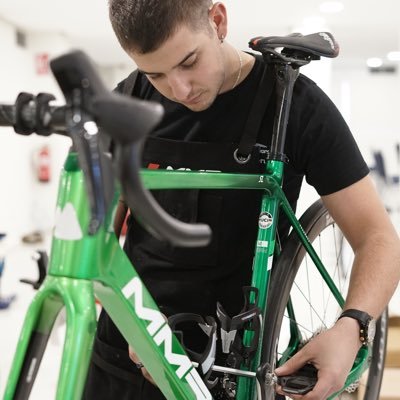 🚗🛠 @CajaRural_RGA Mechanic.
🎓: UCI Sport Director.
Lasarte-Oria/Arellano
