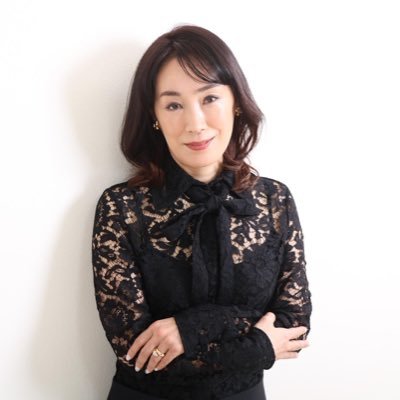 甲南女子大学教授。朝日新聞で「おしゃれ旬評」連載中。『おしゃれ嫌い』『筋肉女子』『「くらし」の時代』『「女子」の誕生』『私に萌える女たち』『コスメの時代』など。 y-izumi@konan-wu.ac.jp info@tsuki87.com