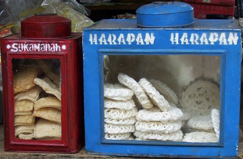 namanya jg kaleng krupuk, ya isinya kerupuk doang, hampossshhh