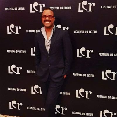 Vivo dos meus livros, sou Poeta, Apresentador, Agente literário, Educador Social e Produtor Cultural. Acredite, se tens um dom, seja!