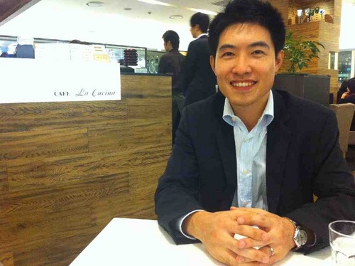 변호사. 여행과 클래식음악을 좋아하며, 여행 가서 클래식음악 듣는 것을 제일 좋아하는 치명적인 매력의 소유자.