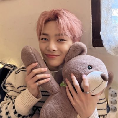 99 liner • she/her • law student • jeongin’s hallucination, confirmed on 05/28/25 • will roar for mingi.. • fromis in chicago!!!