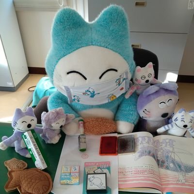 毎年、ねこの日に局長に頼まれているにゃご。毎月第３日曜日はミャンのへ郵便局で勤務してるにゃご。三戸郵便局長に同行して各地をレポートするにゃご。
地域行事や11ぴきのねこに関することをツィートしますが、あくまでも郵便局からは非公認にゃご。