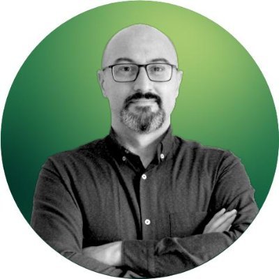 7g24s's profile picture. Kel, gözlüklü ve sakallı