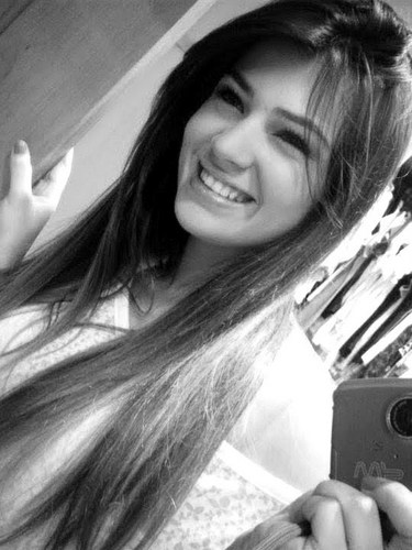 - Eu posso ser quem eu quiser ..
Posso me fαntαsiαr como nos teus sonhos,
ou simplesmente usαr umα mαscαrα com o desenho do meu rosto