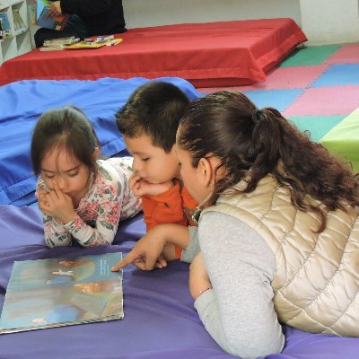 La BS es una biblioteca -la primera de una red-
de la FAHHO, que incluye bibliotecas móviles, y tiene como objetivo estimular la lectura en l@s niñ@s