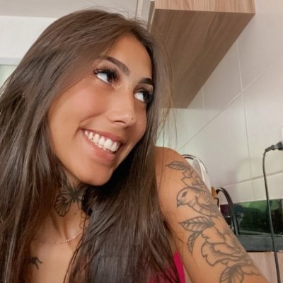 • Entre a ganancia e a ambição tô em cima do muro • @aguarosacloset