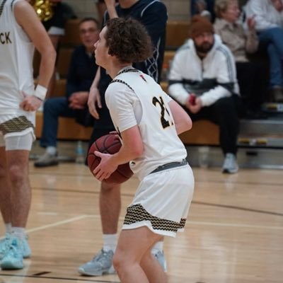 Bishop Fenwick ‘25 • 3.61 gpa • 5’7 135 lbs • Point guard/shooting guard