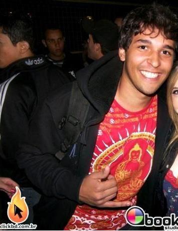Porra nem eu sei quem sou, muito menos de onde vim, estou sempre por ai, viajando esse mundao, é vida vadia mais sempre cativa aquilo que Deus cria!! ;D