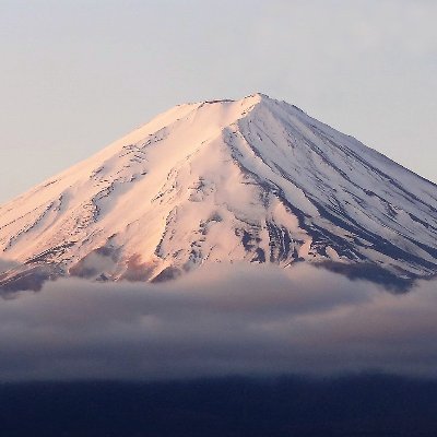 2023年世界遺産登録10周年を迎えた富士山。周辺地域や環境のさらなる魅力の発見と発信、社会的・世界的価値の向上、さらにはそこに住まう人や関係する人の喜びを目的とし、223(富士山)が重なる2月23日の富士山の日に「富士山の「日」祭り」として、標高3,776mにちなみ3,776個のおにぎりを地域の皆様にします。
