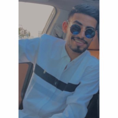 مساعد اجتماعي يقدم الدعم والمساعدة للأفراد والعائلات في مواجهة التحديات الاجتماعية