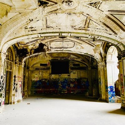 I AM A PROFESSIONAL ARTIST, URBEX PHOTOGRAPHER, AND STREET MAGICIAN!!!
