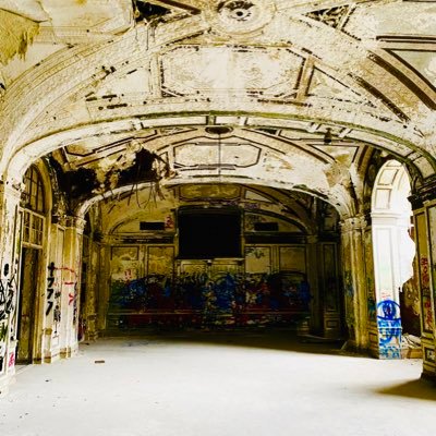 I AM A PROFESSIONAL ARTIST, URBEX PHOTOGRAPHER,  AND STREET MAGICIAN!!!