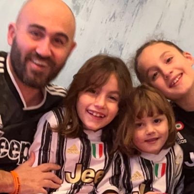 La moglie,le figlie,la mamma,la sorella e la Juve!La mia vita e’ donne e signore!E’ bellissima.....