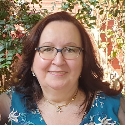 Soy española, jubilada, de VOX, y en mis ratos libres me dedico a escribir, bordar, hacer punto, ganchillo, cuidar de mis plantas y retuitear lo interesante.