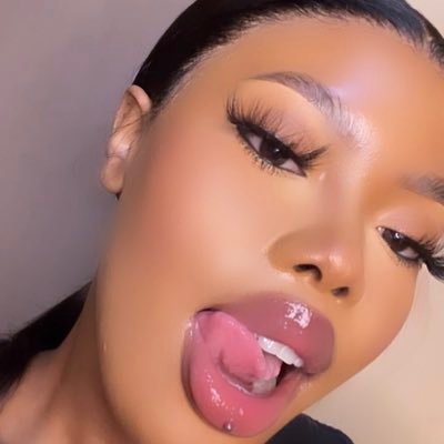 Nomtizzzle's profile picture. Ig: Nom.tizzzle_