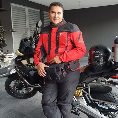 Amante del motociclismo 35...Libertario por convicción,  chilango de nacimiento, poblano por decisión y abogado de profesión.