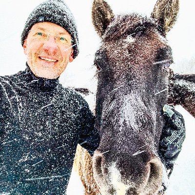 Doktor biologii środowiskowej. Wartość dzikiej przyrody dla ludzi. Opisuje co widzi na bieszczadzkim podwórku i okolicy. Procederzysta #Solarpunk.