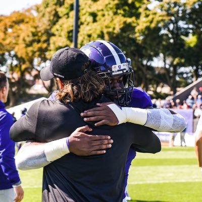 Assistant Football Coach @JMUfootball #GoDukes #LoveYourz 🤞🏻