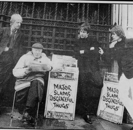 The Weekenders were one of the early Britpop bands on the Camden scene in 1993, and began in 1993 with songwriter and Blow Up Club promoter Paul Tunkin