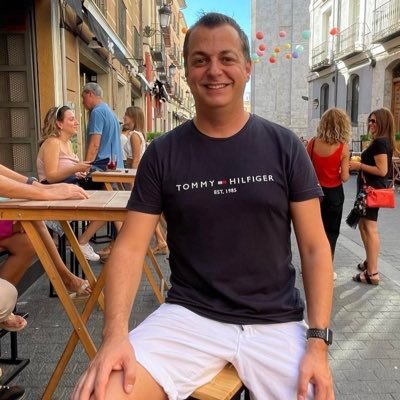 fernandodeanta's profile picture. Espectador de las cosas. Curioso. Me gustaría saber cómo es el mundo dentro de un milenio. “Si crees que la formación es cara, prueba con la ignorancia.”