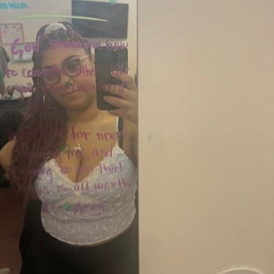 julitzzaxo's profile picture. I do squats so my ass matches my sass