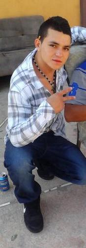 Tengo 17 anos, vivo en phoenix, pero soy de morelia mich,soy alto y por sierto me gusta el sooccer.