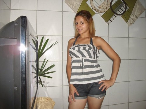 Sou minhas atitudes, os meus sentimentos, as minhas ideias. Quem olha nos meus olhos, ou melhor, alem deles sabe q sou simplesmente eu♥ Gigante pra quem me ama