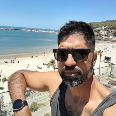 Diseñador gráfico, aunque también hubiera querido ser estrella de rock y/o futbolista. Soy padre de 2 chicos maravillosos y felizmente casado con Fátima.