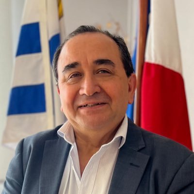 Médico Especialista en Medicina Interna y Oncología. Gestión de Servicios de Salud. Consultante en NeuroOncologia. Presidente de la CHLCC y Director INCA.