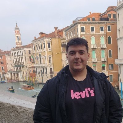 Hincha de Boca y Morón, Opinólogo Profesional y ahora también Licenciado en Turismo.