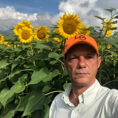 Administrador Agroindustrial, ganadero y productor de lácteos a base de Girasol oleico americano,maíz y sorgos forrajeros. Representante Anzu Genetics Colombia.