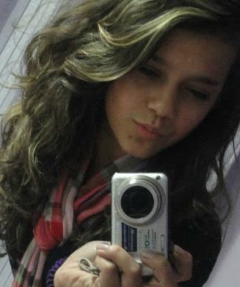 Renda-se, como eu me rendi. Mergulhe no que você não conhece como eu mergulhei. Não se preocupe em entender, viver ultrapassa qualquer entendimento. Clarice L.