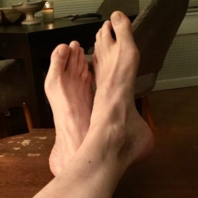 friendly out & open guy in Chicago. love the male body, hanging out naked & barefoot with other like minded guys. love to chat. verbal guys to front of line