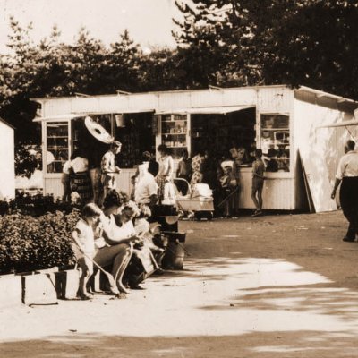“Zitten wij allen de auto snelt voort, wij rijden naar Bakkum dat heerlijke oord, binnen een tocht van bijna een uur, geraakt onze hele kampeerclub in vuur.”