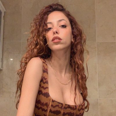 Mi nombre es Sila, una canaria🐰 que juega muy mal al LoL | Mi twitch: https://t.co/qcXMubIQBS 💖