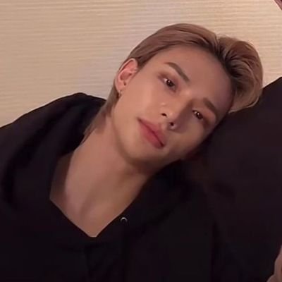 skzfryt's profile picture. lost in the darkness? look for the light.