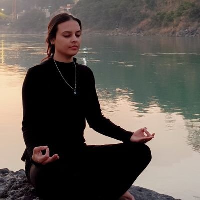 Yoga Practitioner | Aerial Yoga | Panchkarma
Biophile | Hodophile | Selenophile 
DM for Online Yoga Class🧘🏻‍♀️
✌सब मोह माया है।✌