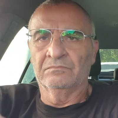 אוהד צהוב מלידה ממייסדי שער 11
המיתולוגי...ימני מתון שונא ביביזם
דוגל בליברליות לשמה , דמוקרטיה בכללותה אוהב אדם בלי קשר לדת גזע ומין