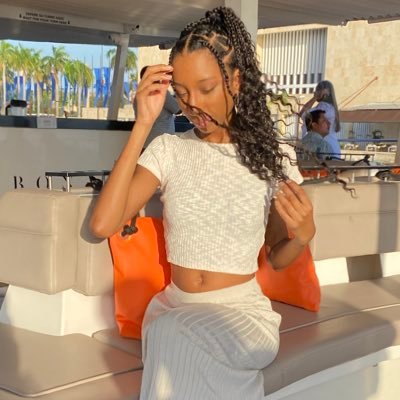 indigoldxo's profile picture. 28. Windy City/Philly. I like to take photos and sing about things I don't talk about.