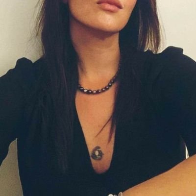 Je ne rencontre pas sur tweeter. Je n'envoie pas de photo en mp et la je suis habillée normalement
et svp arretez de me poser la question : tu fais quoi ?😭😭