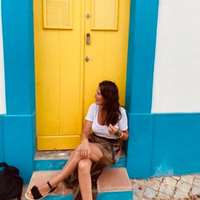 Sevillana. Muy sevillana. Madre de un niño maravilloso .El tiempo entre notificaciones. Procuradora por vocación ( VALÈNCIA)